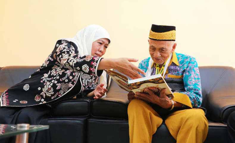 title Temui Mbah Harun Calhaj Tertua 119 Tahun, Khofifah: Rahasianya Baca Quran dan Tahajud Temui Mbah Harun Calhaj Tertua 119 Tahun, Khofifah: Rahasianya Baca Quran dan Tahajud
