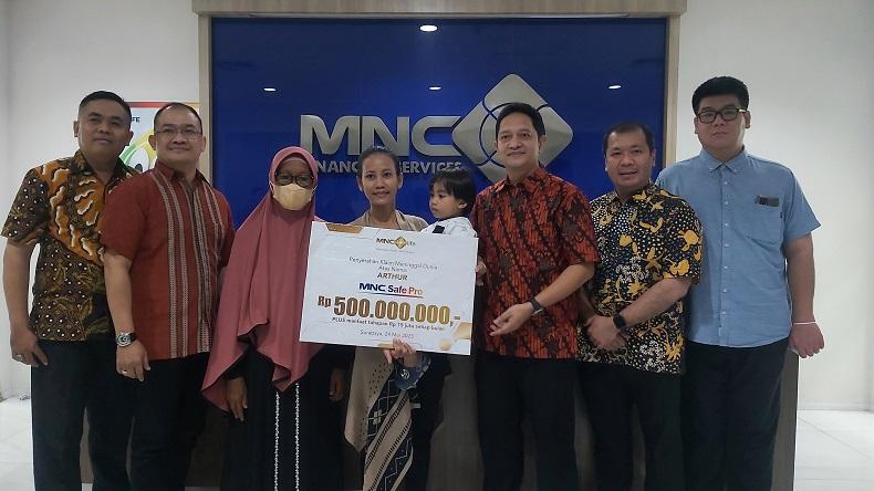 MNC Life Bayarkan Klaim Asuransi Rp500 Juta ke Ahli Waris Nasabah di Surabaya
