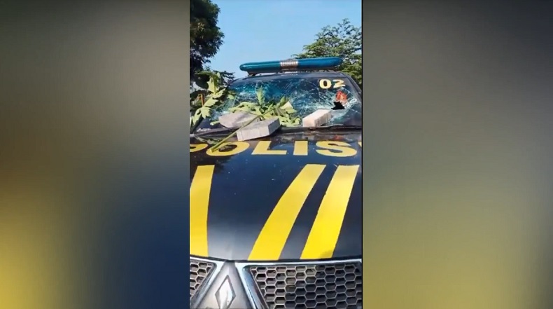 Ngamuk, ODGJ di Lumajang Lempari Mobil Polisi hingga Ringsek