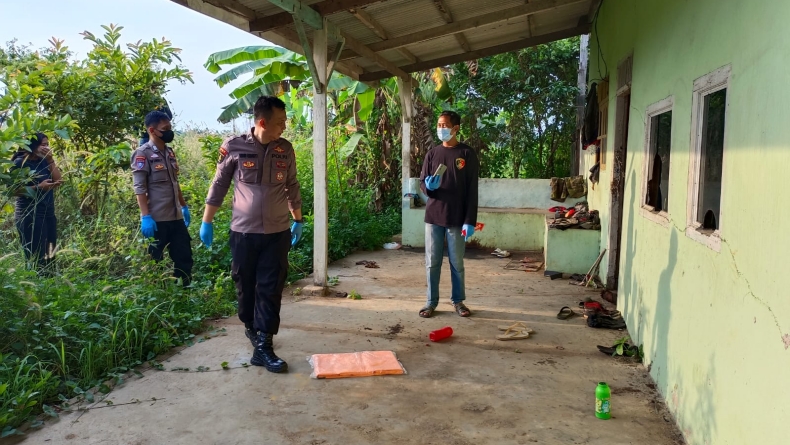 Polisi melakukan olah TKP penemuan mayat tanpa identitas yang sudah membusuk di rumah kosong Lampung Utara (Jimi Irawan/MNC Portal)