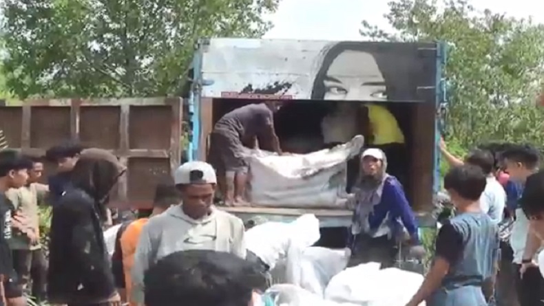 Waduh, Truk Muatan Ballpress Pakaian Bekas Ilegal Dijarah Warga di Batubara