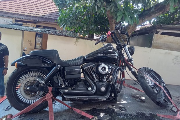 title Pengendara Moge Luka Parah Usai Tabrak Truk di Srandakan Bantul Pengendara Moge Luka Parah Usai Tabrak Truk di Srandakan Bantul