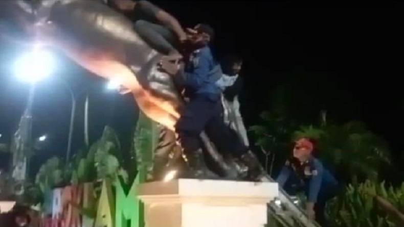  Viral Pemuda Depresi Naik Patung Kuda di Karawang, Enggan Turun meski Dibujuk