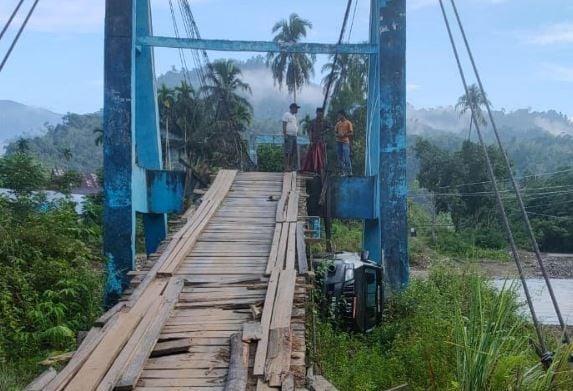 Lantai Kayu Bergeser, Mobil Pikap Jatuh dari Jembatan Gantung di Merangin
