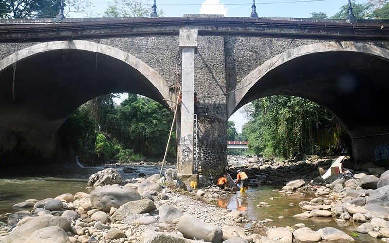 Perbaikan Jembatan Sempur Peninggalan Belanda karena Dinding Keropos - Bagian 1