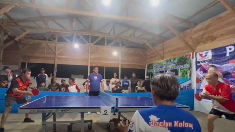 Partai Perindo Sulut Serahkan Hadiah ke Pemenang Turnamen Tenis Meja di Motoling Minsel