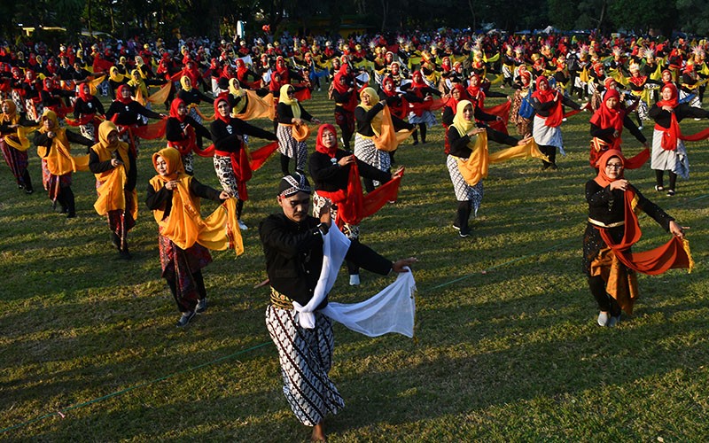 1.000 Guru PAUD hingga SMP Ikuti Tari Massal di Alun-Alun Magetan - Bagian 1