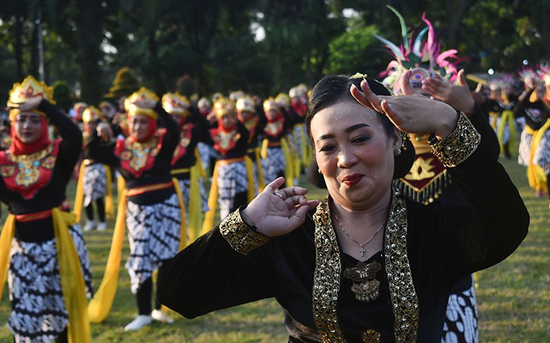 1.000 Guru PAUD hingga SMP Ikuti Tari Massal di Alun-Alun Magetan - Bagian 2