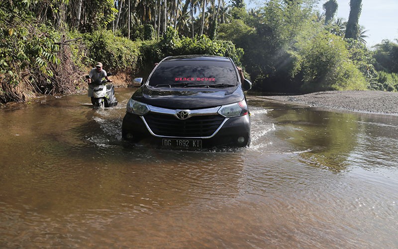 20 Tahun Tidak Ada Jembatan, Warga Desa Ini Nekat Menyeberangi Sungai - Bagian 2