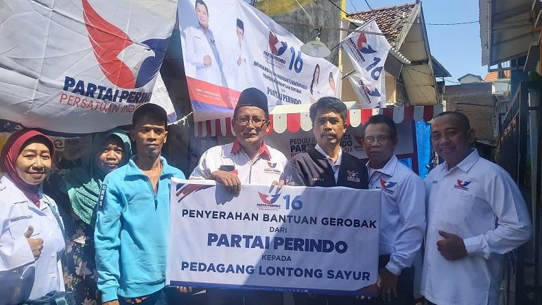 Bacaleg Partai Perindo Bagikan Gerobak Gratis ke Penjual Lontong Mi di Surabaya