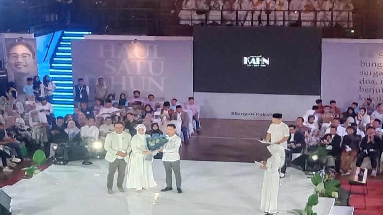 Ridwan Kamil dan Atalia Praratya Kenakan Pakaian Putih di Haul Emmeril Kahn Mumtadz