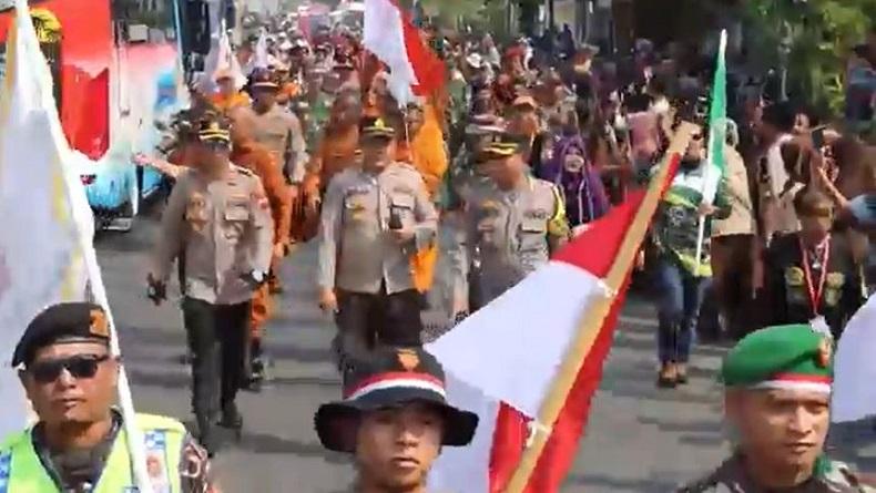 title Masuk Kendal, Rombongan Biksu Thudong Disambut Ratusan Warga Masuk Kendal, Rombongan Biksu Thudong Disambut Ratusan Warga