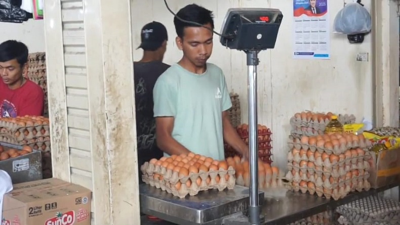 Emak-Emak Bandung Keluhkan Harga Telur Ayam Mahal Rp32.000 per Kg