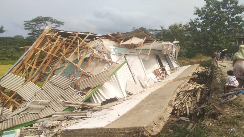 6 Ruko di Sagaranten Sukabumi Ambruk akibat Pergerakan Tanah, Penghuni Selamat