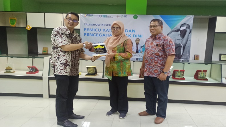 Bantu Pasien Bibir Sumbing dan Katarak, MNC Peduli Dapat Penghargaan dari RSPBA Lampung