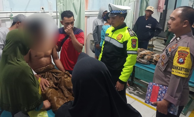 Kecelakaan di Banyuwangi, Mobil Pikap Bawa 18 Penumpang Tabrak Pohon dan Terguling