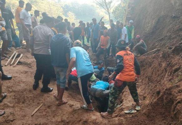 Tebing 12 Meter Longsor, 3 Pekerja Bangunan di Kudus Tewas Tertimbun 5 Selamat