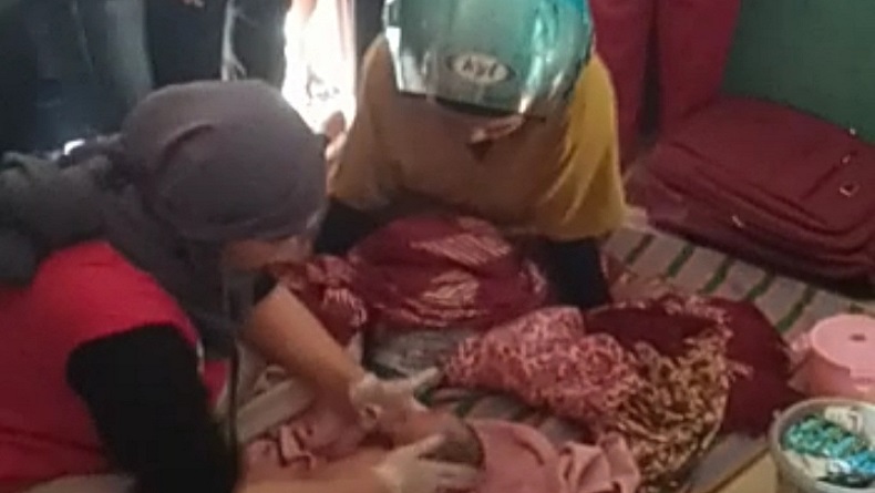title Tempuh Perjalanan Jauh, Perempuan asal Bandung Melahirkan di Semak-semak Tempuh Perjalanan Jauh, Perempuan asal Bandung Melahirkan di Semak-semak