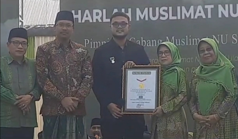 13.000 Emak-Emak di Sidoarjo Pecahkan Rekor MURI Makan Lontong Kupang Bersama