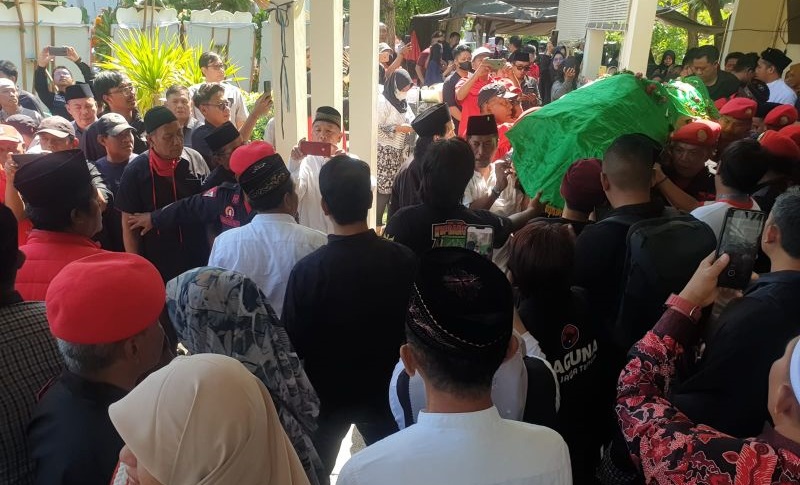 Tokoh Lintaspartai Antarkan Jenazah Eks Wakil Wali Kota Surabaya Whisnu ke TPU Keputih 