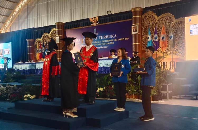 UMBY Wisuda 784 Sarjana, 47,77 Persen Lulusan Raih Predikat Cumlaude
