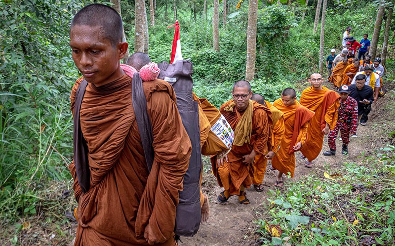 32 Biksu Menyeberangi Sungai Kaligarang Semarang - Bagian 2