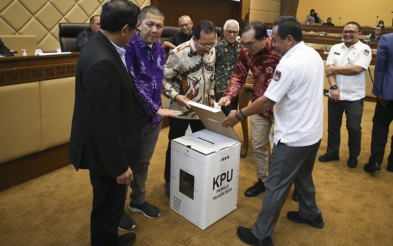 KPU Pamer Kekuatan Kotak Suara Pemilu 2024, Anggota DPR Coba Duduki - Bagian 2