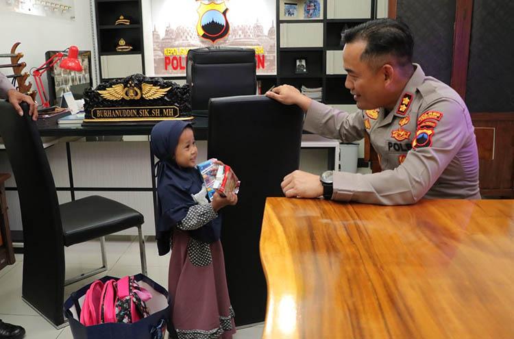 title Kapolres Kebumen Undang Bocah 4 Tahun ke Ruang Kerjanya, Ada Apa? Kapolres Kebumen Undang Bocah 4 Tahun ke Ruang Kerjanya, Ada Apa?
