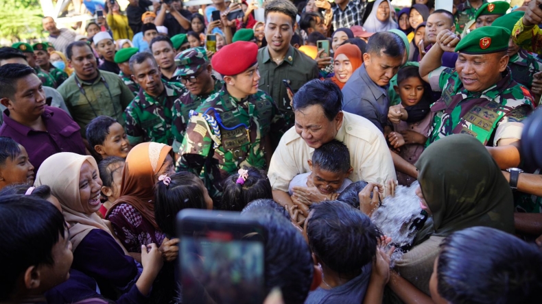 Momen Riang Anak-Anak Sumbawa Main Air Bersama Prabowo saat Peresmian 11 Titik Air Bersih