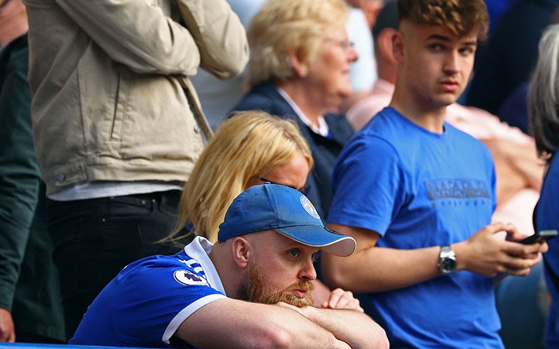 Ekspresi Sedih Suporter, Leicester City Turun Kasta ke Divisi Championship - Bagian 5
