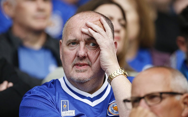 Ekspresi Sedih Suporter, Leicester City Turun Kasta ke Divisi Championship - Bagian 4
