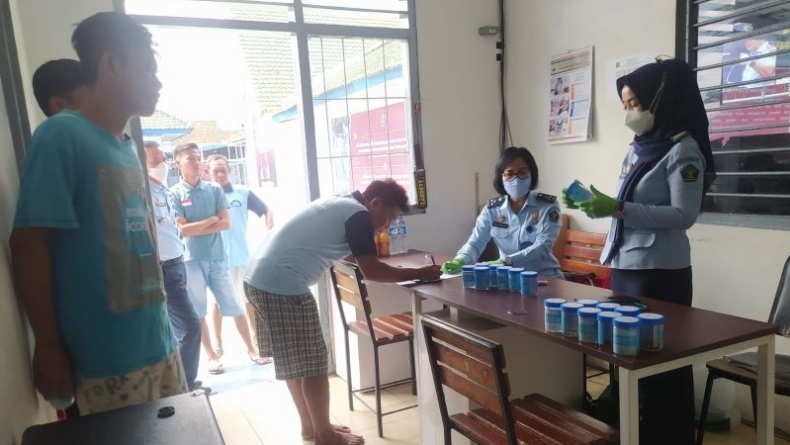 title Bikin Kaget, 15 Napi dan 5 Petugas Lapas Kalianda Dites Urine Mendadak Bikin Kaget, 15 Napi dan 5 Petugas Lapas Kalianda Dites Urine Mendadak
