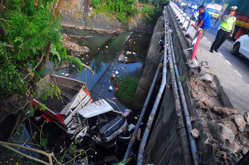 Sopir Mengantuk, Truk Terjun ke Sungai Logung Kudus - Bagian 2