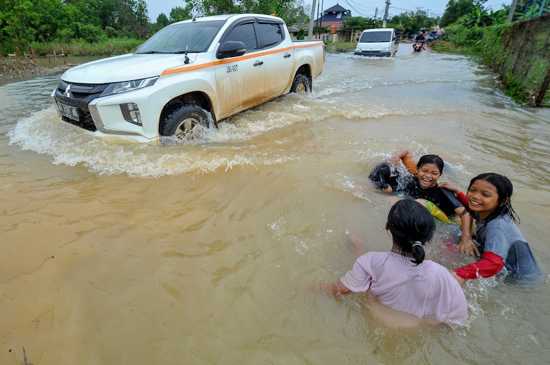 Potret Emak-Emak Naik Motor Nekat Terobos Banjir di Jambi - Bagian 2