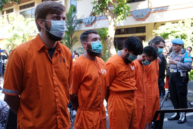 Bawa Narkoba, Warga Rusia dan Uzbekistan Ditangkap Aparat Polda Bali - Bagian 2