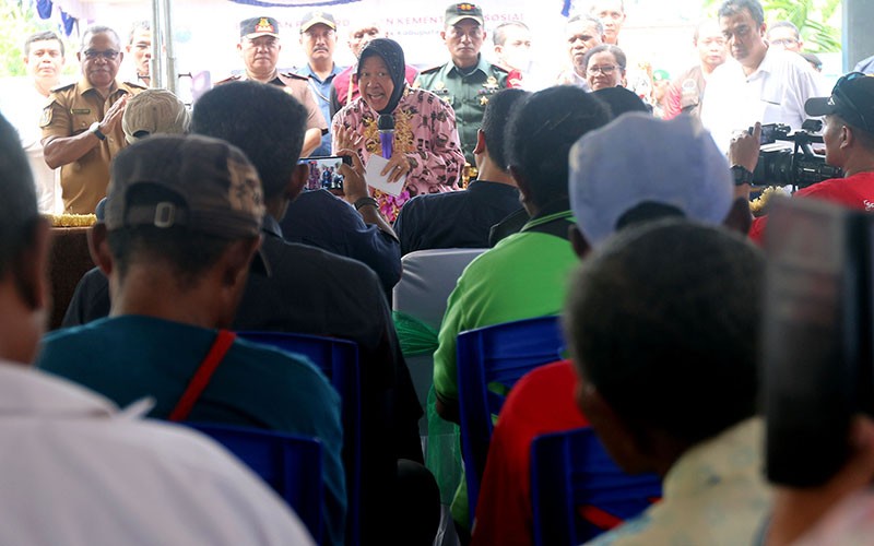 Sambangi Kepulauan Yapen Papua, Mensos Risma Serahkan Bantuan Sosial - Bagian 4