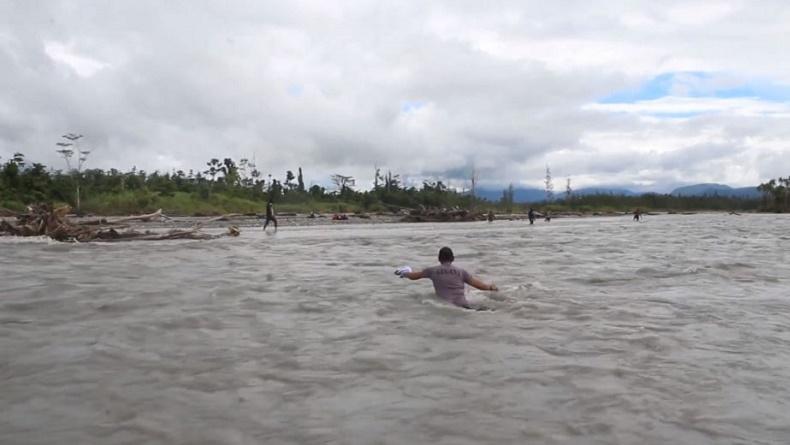 Aksi Heroik Kapolsek di Kaimana, Seberangi Kali dengan Arus Deras untuk Semangati Anggota