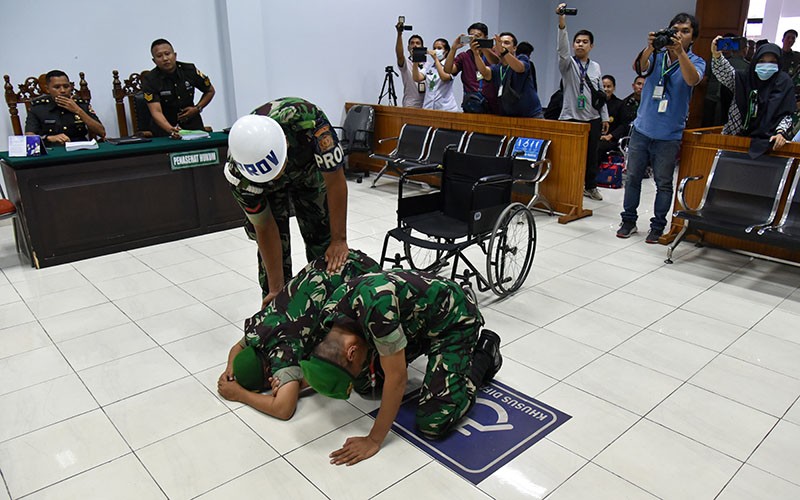 Ekspresi 2 Prajurit TNI AD Lolos Hukuman Mati, Menangis hingga Sujud - Bagian 1