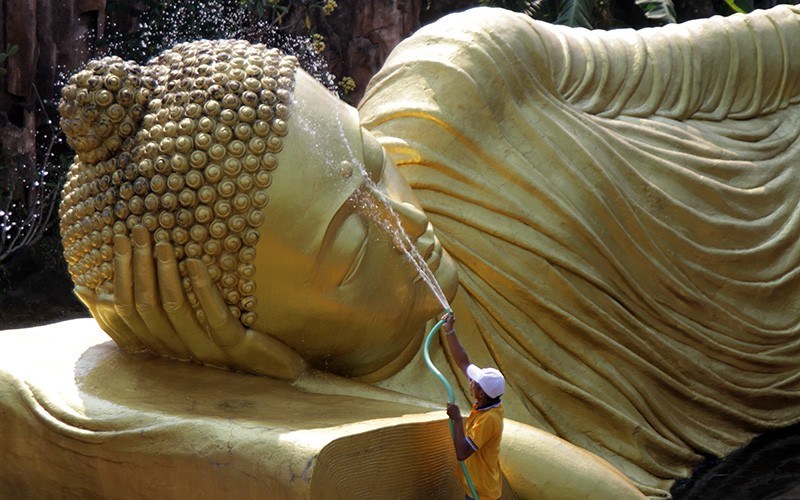 Mencuci Patung Buddha Tidur Panjang 22 Meter - Bagian 2