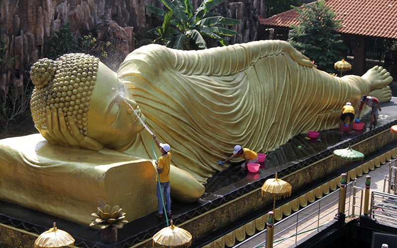 Mencuci Patung Buddha Tidur Panjang 22 Meter - Bagian 1