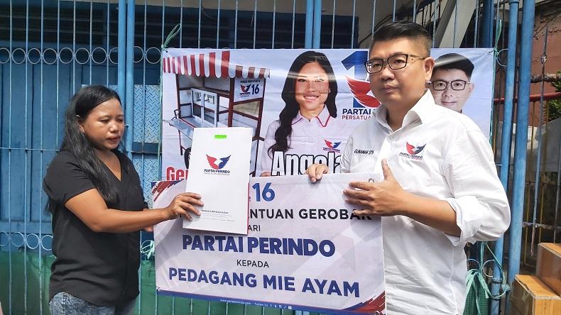 Bacaleg Partai Perindo Bagikan Gerobak Gratis pada Penjual Mi Ayam dan Bakso di Surabaya