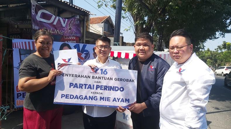 Bagikan Gerobak Gratis, Partai Perindo Bantu Ringankan Beban Rakyat Kecil