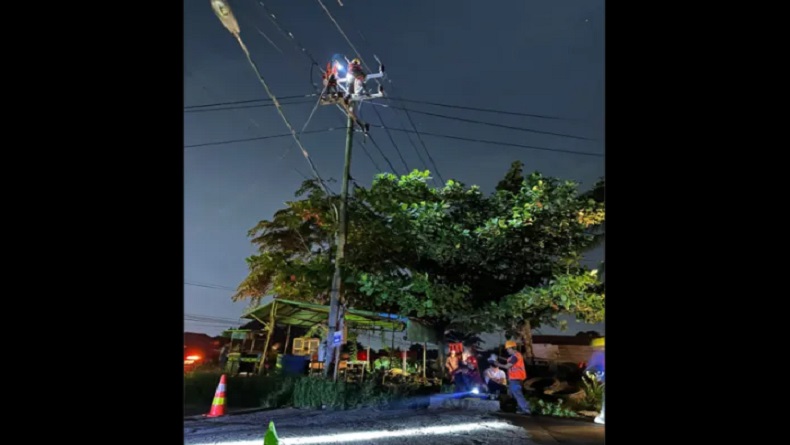 Duh Jaringan Listrik di Siantan Putus gegara Kena Kawat Layang-Layang