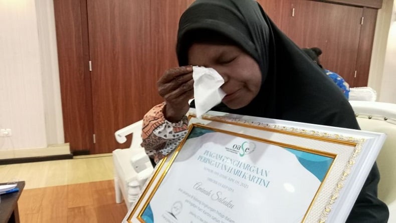 Kisah Inspiratif Ibu Penyapu Jalan Bisa Kuliahkan 6 Anak