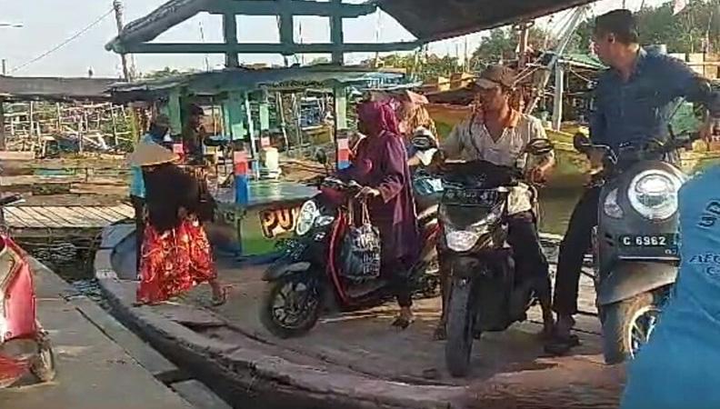 Potret Ojek Perahu Penyeberangan Tambangan Asemdoyong di Pemalang