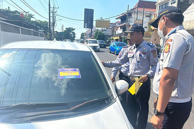 Petugas Gabungan Tertibkan Parkir Liar di Jalan Sarkem 