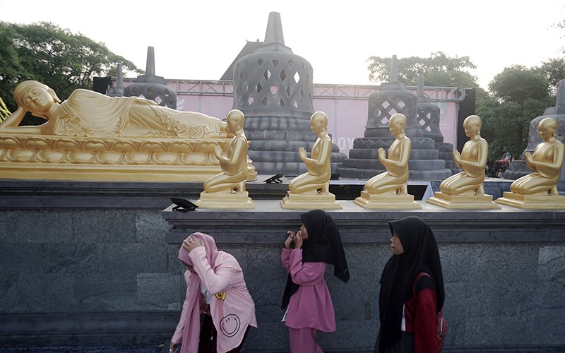 Hiasan Lampion hingga Stupa Sambut Hari Raya Waisak di Kota Solo - Bagian 2
