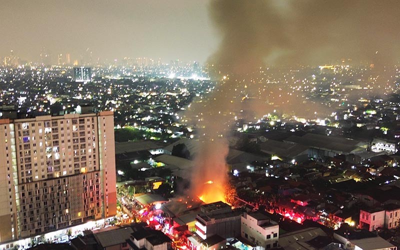 Kebakaran Gudang Triplek di Pondok Bambu, 22 Unit Damkar Dikerahkan - Bagian 2