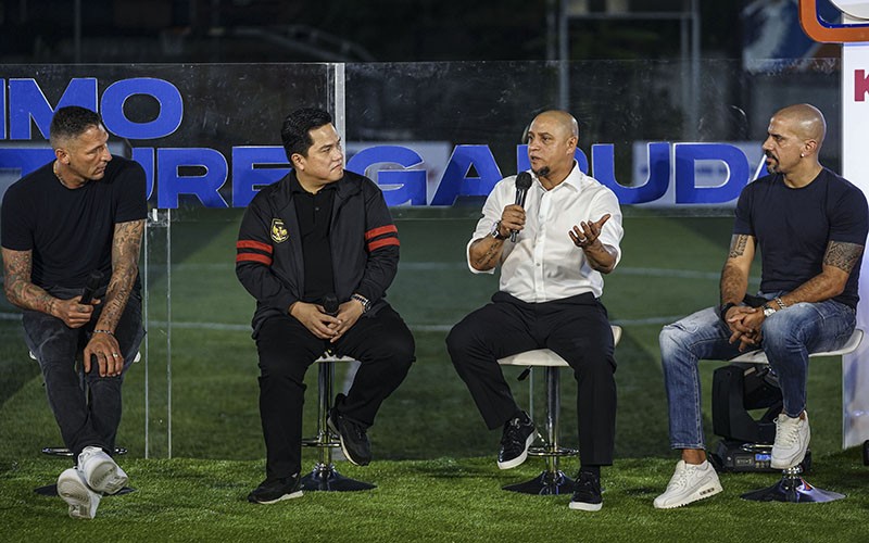 Erick Thohir Diapit Legenda Sepak Bola Dunia, Ada Roberto Carlos dan Materazzi - Bagian 2
