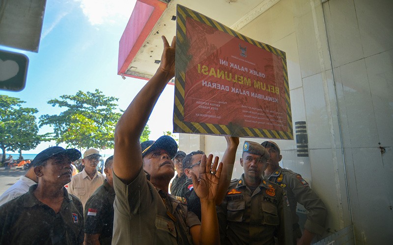 Hotel Belum Melunasi Pajak Dipasang Stiker - Bagian 1